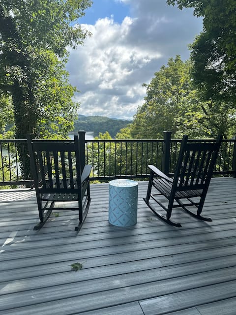 Lakeview Lodge • Sleeps 14 • Game Room • Fire Pit