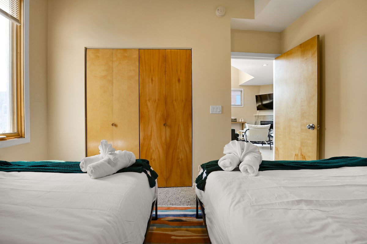 Во плакарот, имаме двоен кревет кој може да се отвори во дневната соба за едно лице да спие