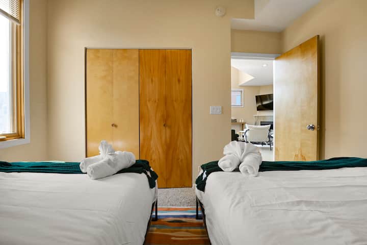 En el armario, tenemos una cama plegable doble que se puede abrir en la sala de estar para que una persona duerma.