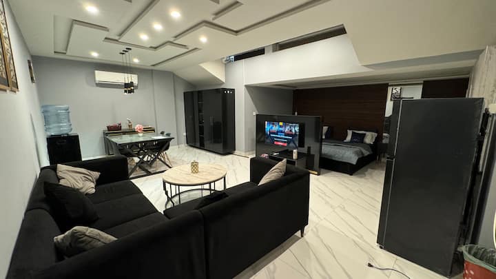 Përjeto më të mirën e të dy botëve në apartamentin tonë në studio të ndriçuar mirë. Planimetria e projektuar me kujdes maksimizon hapësirën, duke ofruar hapësira të veçanta për t 'u çlodhur, për të ngrënë, për të gatuar dhe për të fjetur