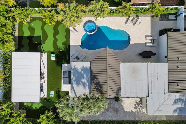 DFB Bungalow, Pool, Hot Tub, Mini Golf & MORE!