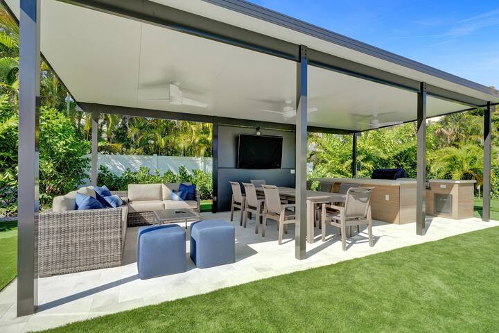 DFB Bungalow, Pool, Hot Tub, Mini Golf & MORE! gallery image 3