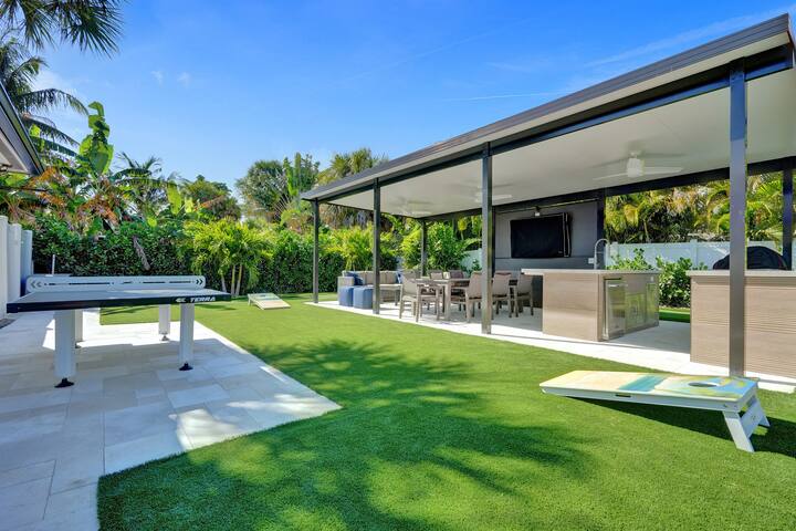 DFB Bungalow, Pool, Hot Tub, Mini Golf & MORE! gallery image 4