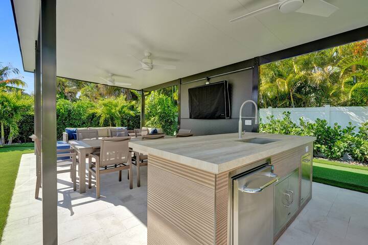 Pool, Hot Tub, Mini Golf & MORE! DFB Bungalows gallery image 4