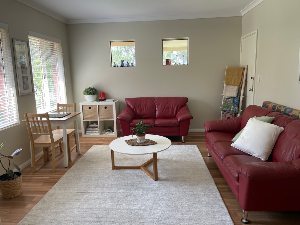 Popular Airbnb listing: Gelorup Bushland Retreat
Stylish Queen Suite in Western Australia