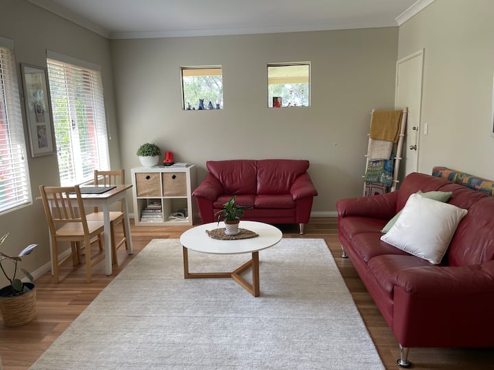 Gelorup Bushland Retreat
Stylish Queen Suite - Bunbury