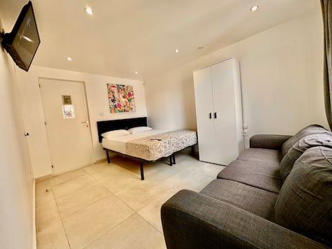 1 New studio opposite subway 312