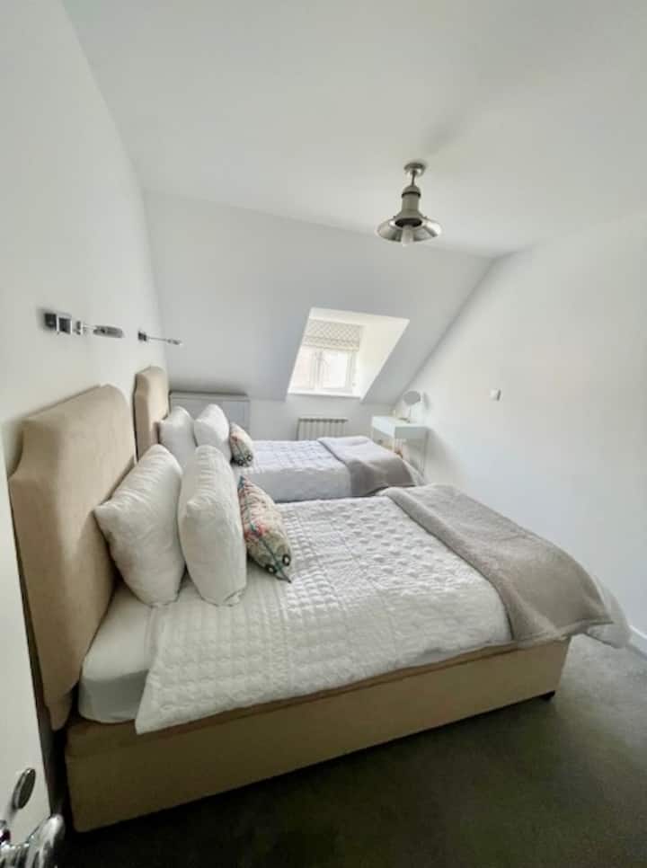 Тази слънчева спалня може да бъде обзаведена като единични легла или като 6- инчово двойно легло с 6 - инчов матрак. Разполага с гардероб, скрин, тоалетка и табуретка. 