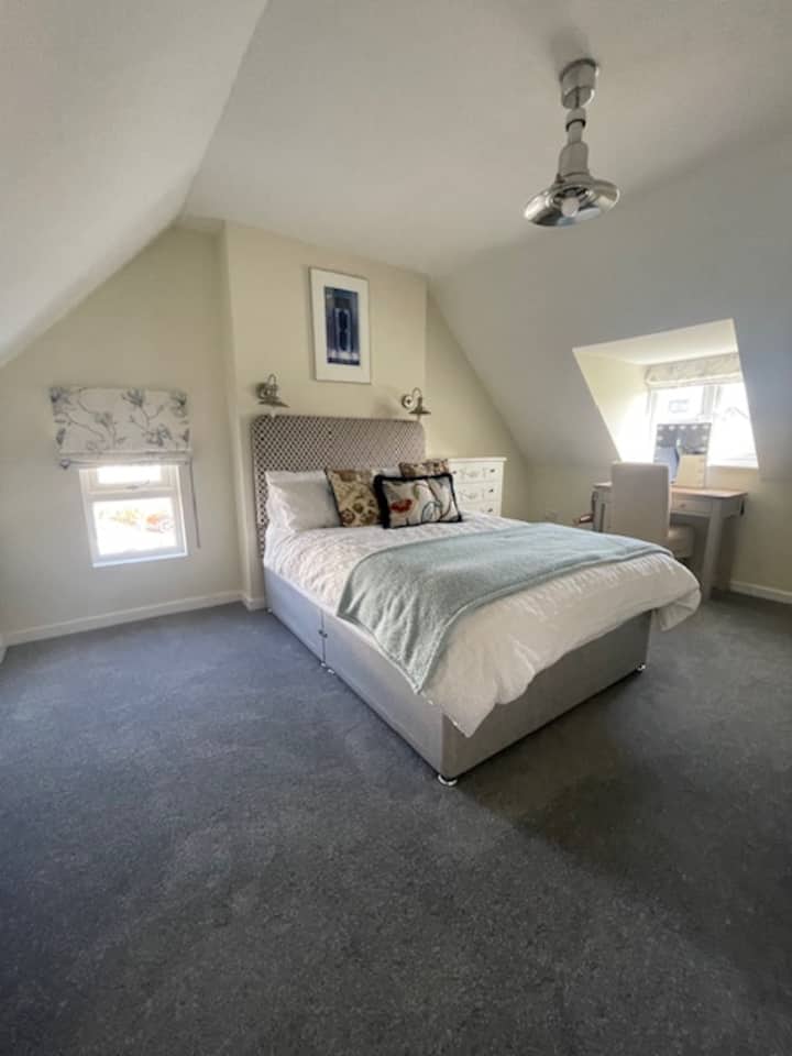 Има възможност за единично сгъваемо легло в тази спалня