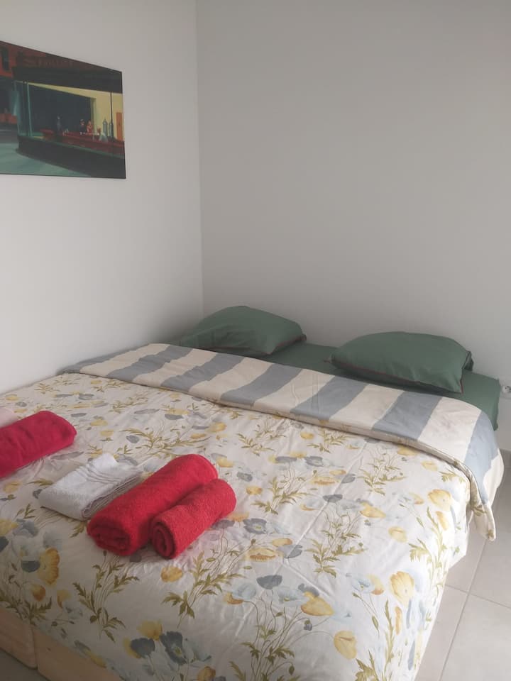 Spálňa má manželskú posteľ veľkosti King, ako aj veľkú šatňu, ktorá je ideálna na dlhodobé pobyty.