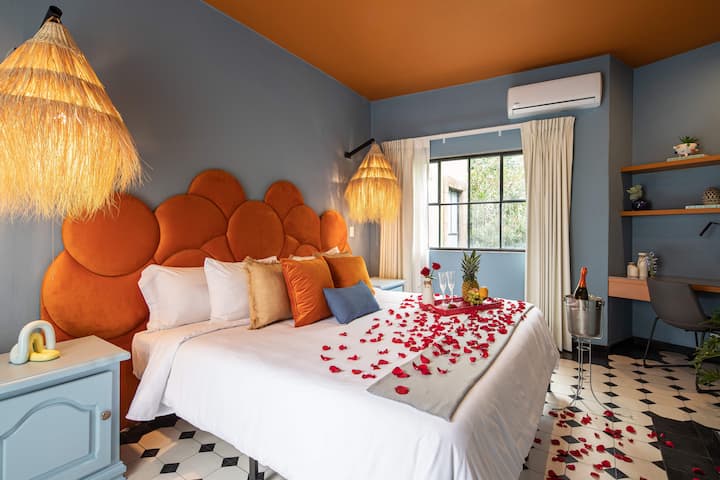 Holt Art Deco Retreat In Vibrant 3 Bedroom Villa - San Miguel de Allende
