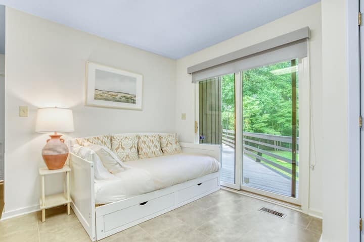 NOTE: This room contains the washing machine and dryer.