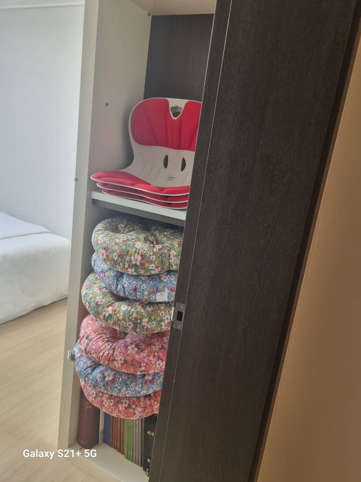 3号卧室的架子上有坐垫和后椅