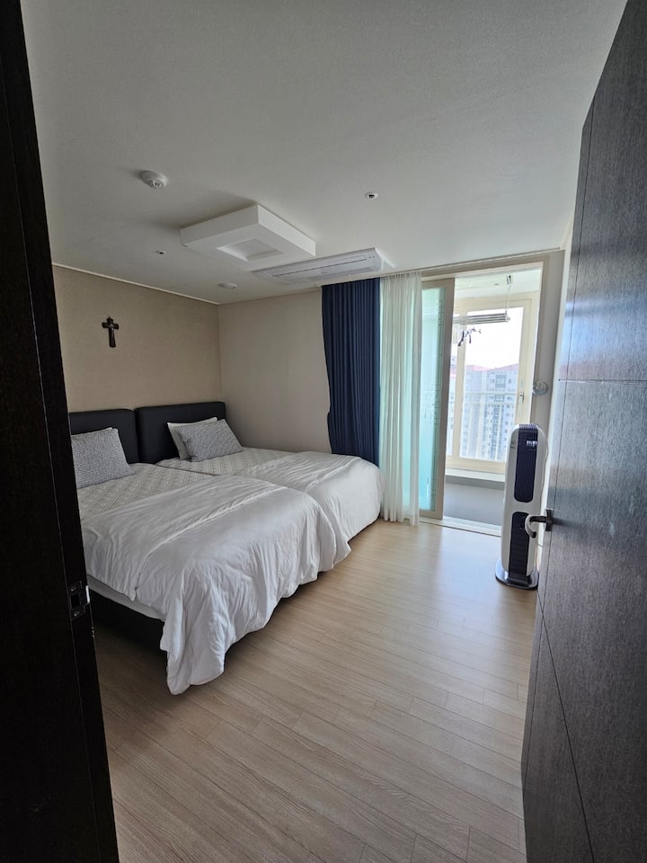 带主卧晾衣架的阳台 