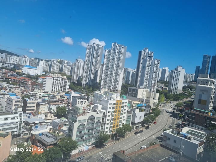 主卧对面的小房间
从2号卧室的窗户可欣赏美景 
海云台新城景观~ ~