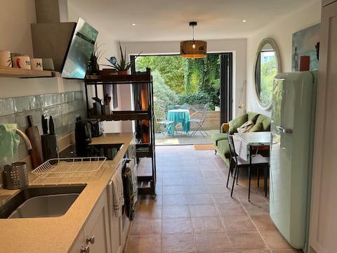 Top performing Airbnb: Stylish London hideaway with deck & beautiful view in Greater London