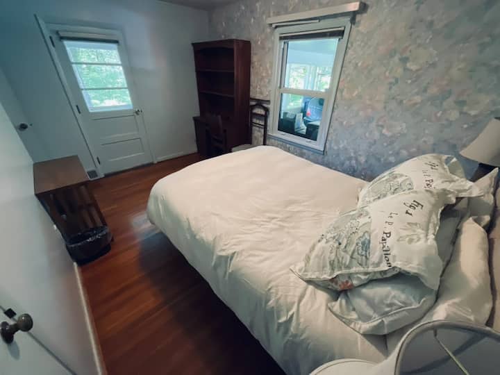 ห้องนอนผู้เข้าพัก #3 มีเตียงควีนไซส์โต๊ะทำงานและพื้นที่ตู้เสื้อผ้า