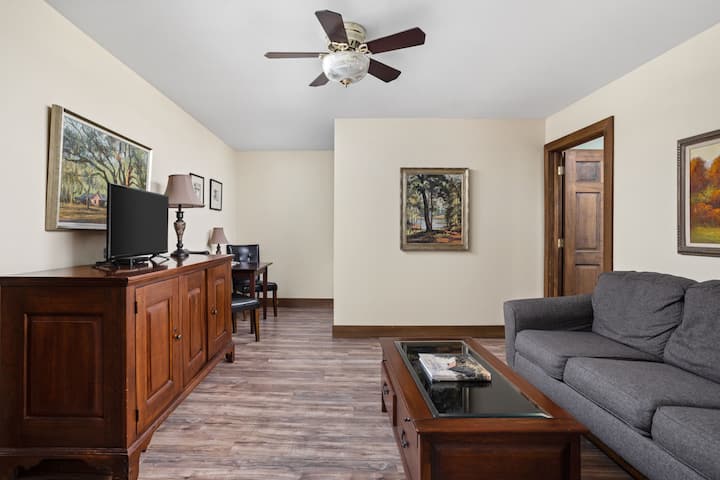 Artists Colony Inn - Premium Queen Suite - Nashville, IN