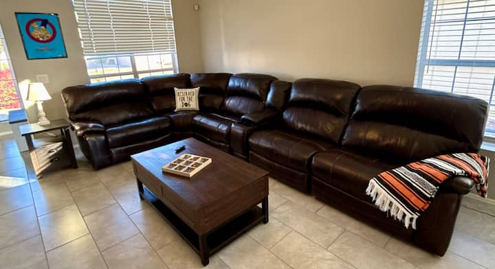 Divan i rehatshëm i mbështetur në dhomën kryesore të ndenjjes. Dyshek me ajër i disponueshëm për fjetje / vizitorë shtesë. 