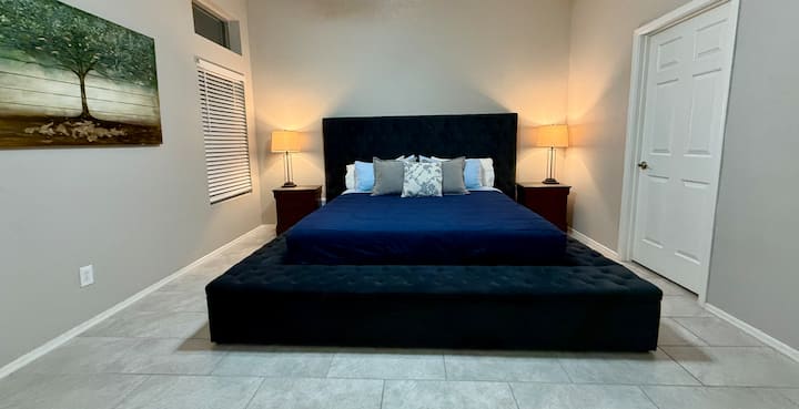 Çlodhu në mjeshtrin e gjerë me krevat dopio "king-size" dhe një dollap me përmasa të mëdha.  
En suite përfshin një komode private.
Ki parasysh: Rehatuesi, shtrojat dhe jastëkët rifreskohen rregullisht dhe rrotullohen për të garantuar pastërtinë dhe rehatinë e vizitorëve.