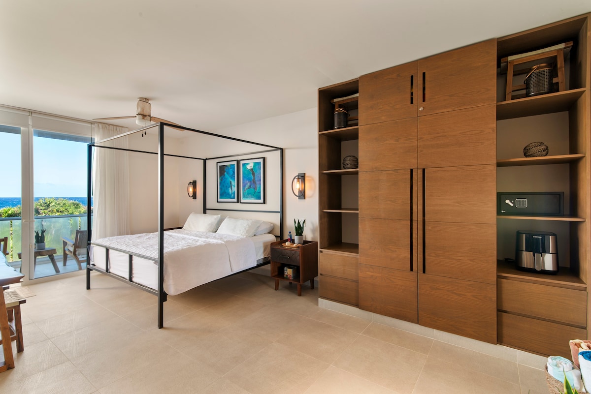 Despertarse en esta cama tamaño king con vistas al mar es el comienzo perfecto para tus vacaciones: disfrutar tanto del amanecer como del atardecer desde la comodidad de la cama hace que cada momento sea mágico.