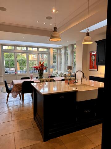 5 Bedroom Beautiful Barnes Pond Family Home gallery image 4