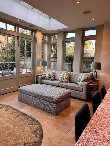 5 Bedroom Beautiful Barnes Pond Family Home gallery image 2