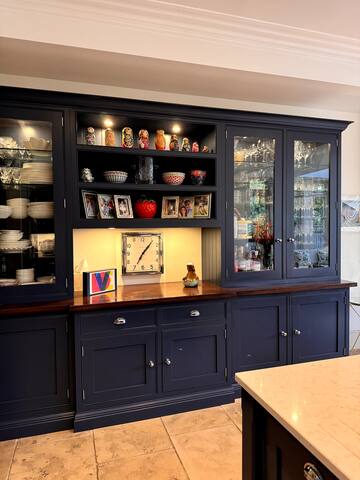 5 Bedroom Beautiful Barnes Pond Family Home gallery image 5