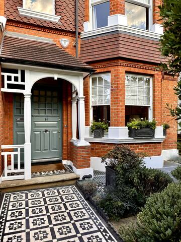 5 Bedroom Beautiful Barnes Pond Family Home