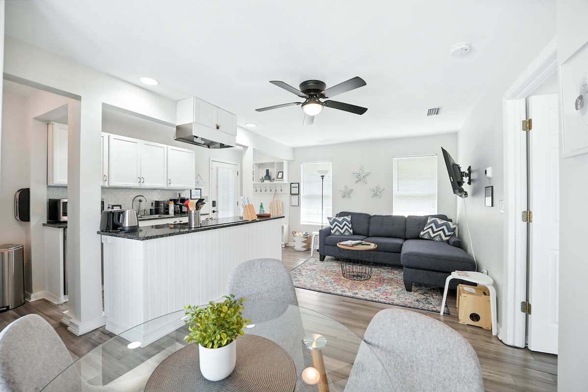 Popular Airbnb listing: Vilano Beach GUEST house/pet/BBQ/10 min 2 dwntwn in Vilano Beach