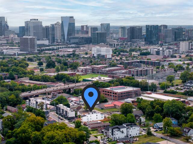 Downtown Luxury! | 7 minutes to Broadway | HotTub! gallery image 4