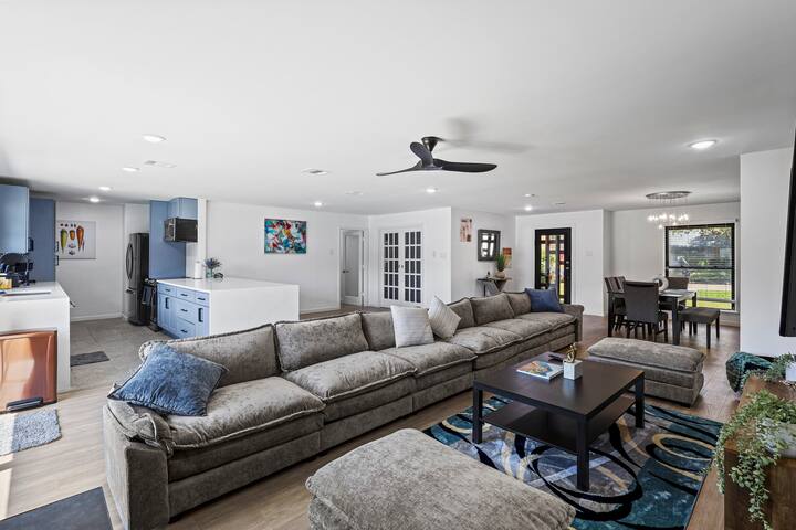 Spacious Cozy Home W Large Pool|Fun Games|King Bed gallery image 2