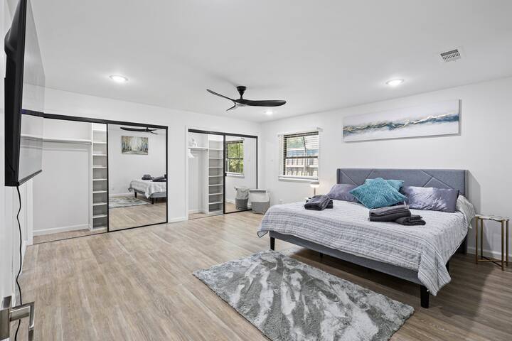 Spacious Cozy Home W Large Pool|Fun Games|King Bed gallery image 3