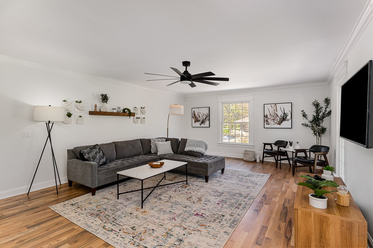 Popular Airbnb listing: 4 Room 7 Bed | Spacious Luxury, min to Broadway in Parkwood Union Hill