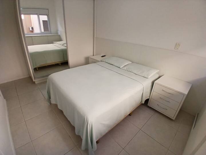 Suite con cama matrimonial.