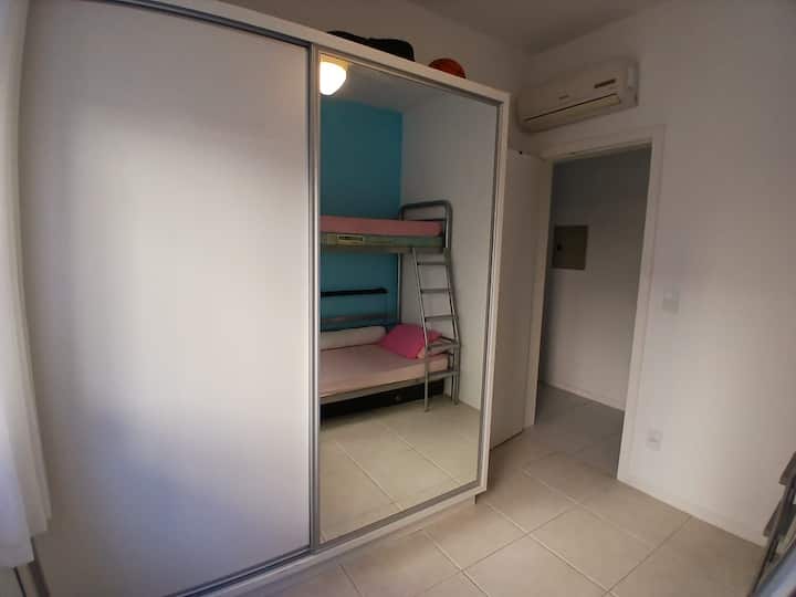 Habitación con litera para dos personas.