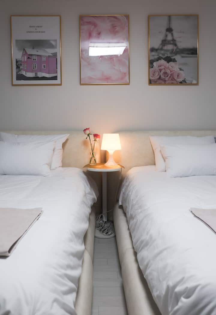 Во оваа соба може да се сместат до 4 лица со 2 брачни кревета.
Се надевам дека ќе имате удобен престој.