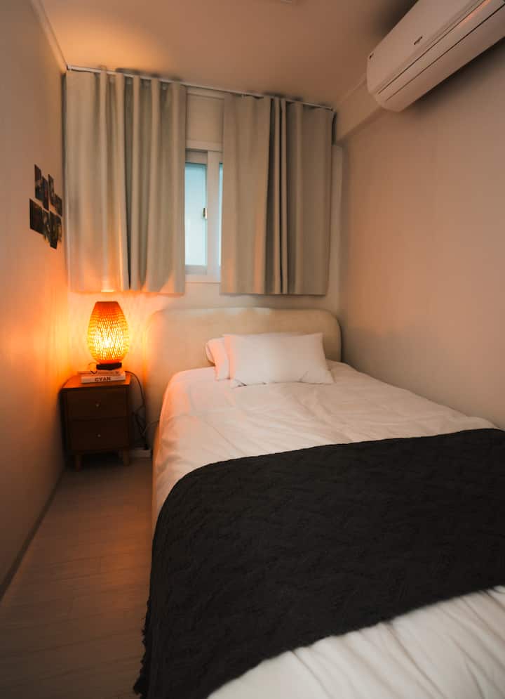 Ова е најудобната соба. Ми се допаѓа собава.
Ја користам оваа соба кога немам резервација дома и имам нешто за одмор. 
На гостите, исто така, им се допаѓаат децата и удобните места ја обожаваат оваа мала соба. Имајте убав сон во собава.