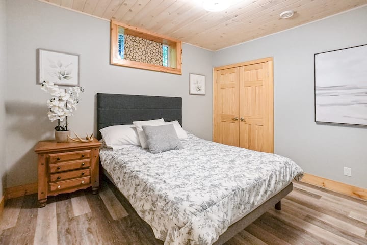 地下室还有一间卧室，配有一张标准双人床。