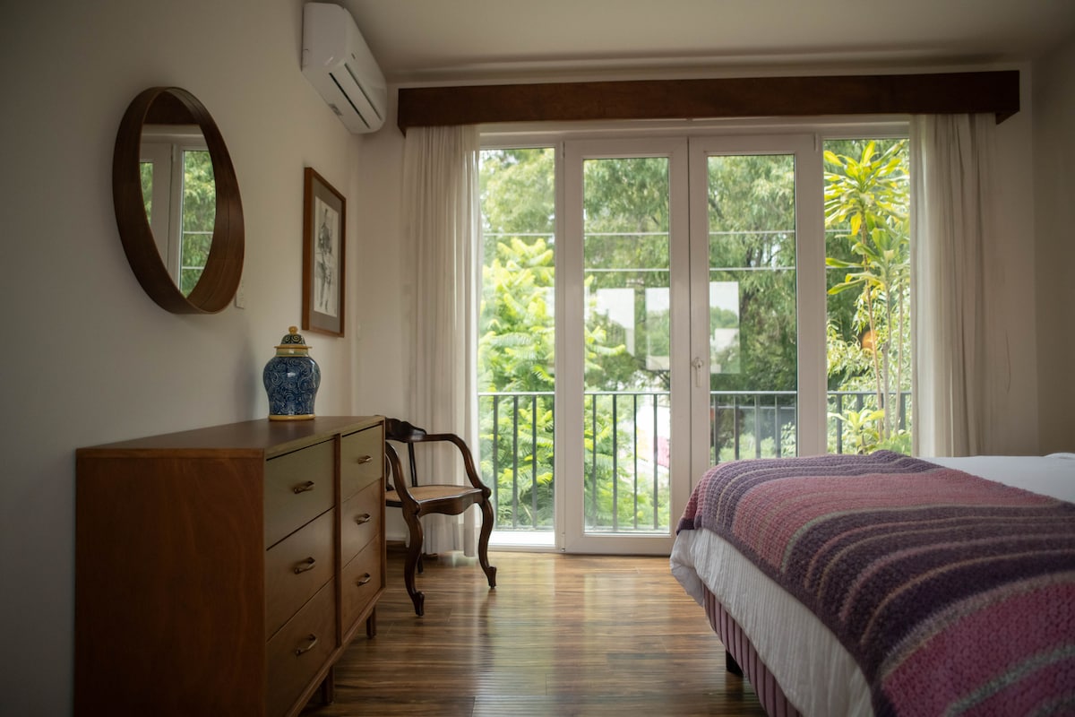 Двете спални соби се опремени со брачен кревет (широк 150-179 см), звучно изолирани прозорци и непроѕирни завеси за ваша удобност