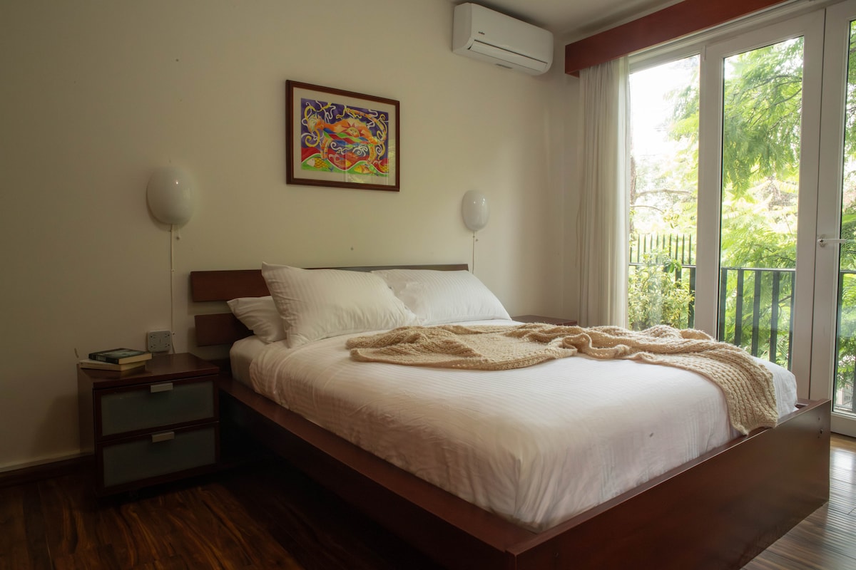 Двете спални соби се опремени со брачен кревет (широк 150-179 см), звучно изолирани прозорци и завеси за затемнување за ваша удобност