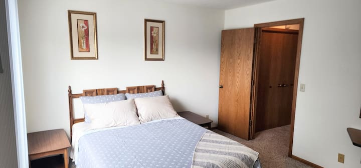 Cama tamaño queen, espacio de trabajo exclusivo, vestidor