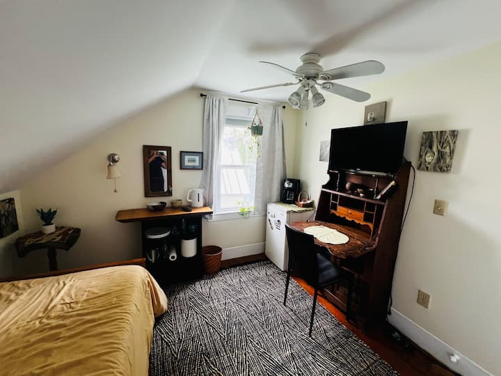 זהו חדר השינה השני למעלה שיהיה זמין גם עבורכם לעבודה/מנוחה.