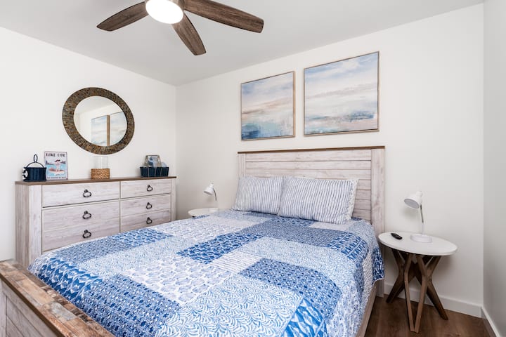 Letto matrimoniale, TV, lampade con connessioni USB per ricaricare i telefoni