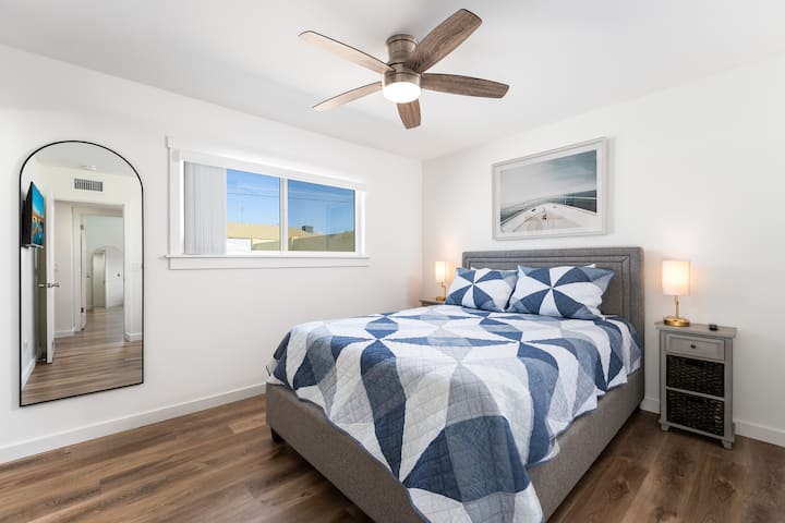 Letto matrimoniale, specchio a figura intera, lampade con porte USB per ricaricare i telefoni, ventilatore a soffitto