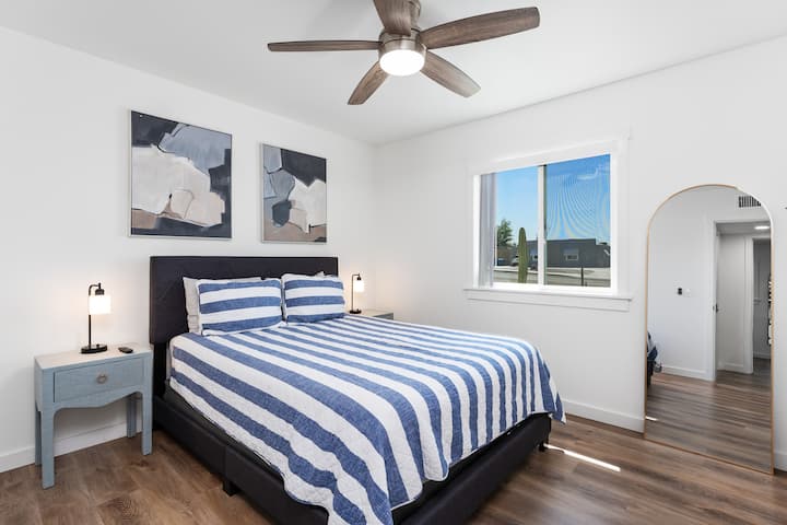 Letto matrimoniale, specchio a figura intera, lampade con porte USB per ricaricare i telefoni, ventilatore a soffitto