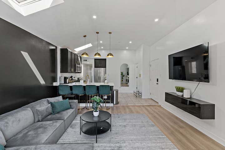 Haven near Medical district, United Center w patio