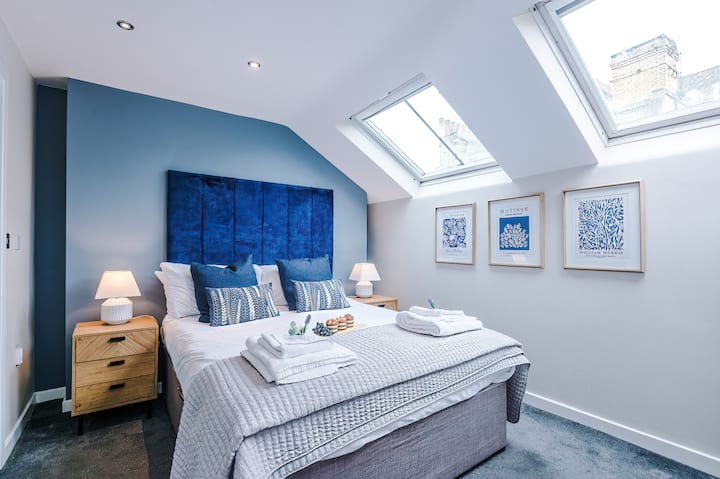 El dormitorio 1 se beneficia de un cómodo baño tamaño king y baño privado.