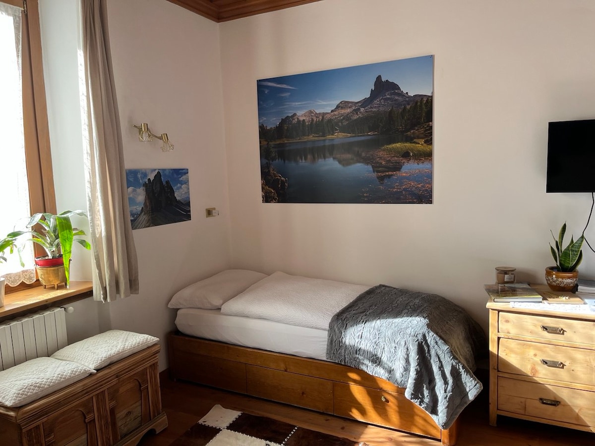 ერთადგილიანი საწოლი მისაღებ ოთახში