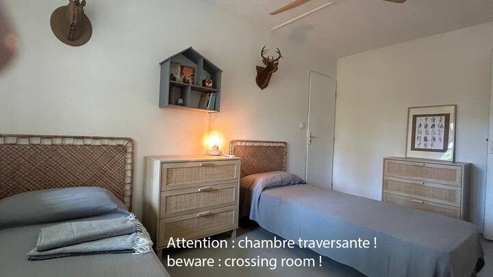 Táto 5. spálňa je ďalšia izba, pretože má dvoje dvere na presun na prízemie domu. Tento problém by mal byť vyriešený veľmi rýchlo (do leta 2025).